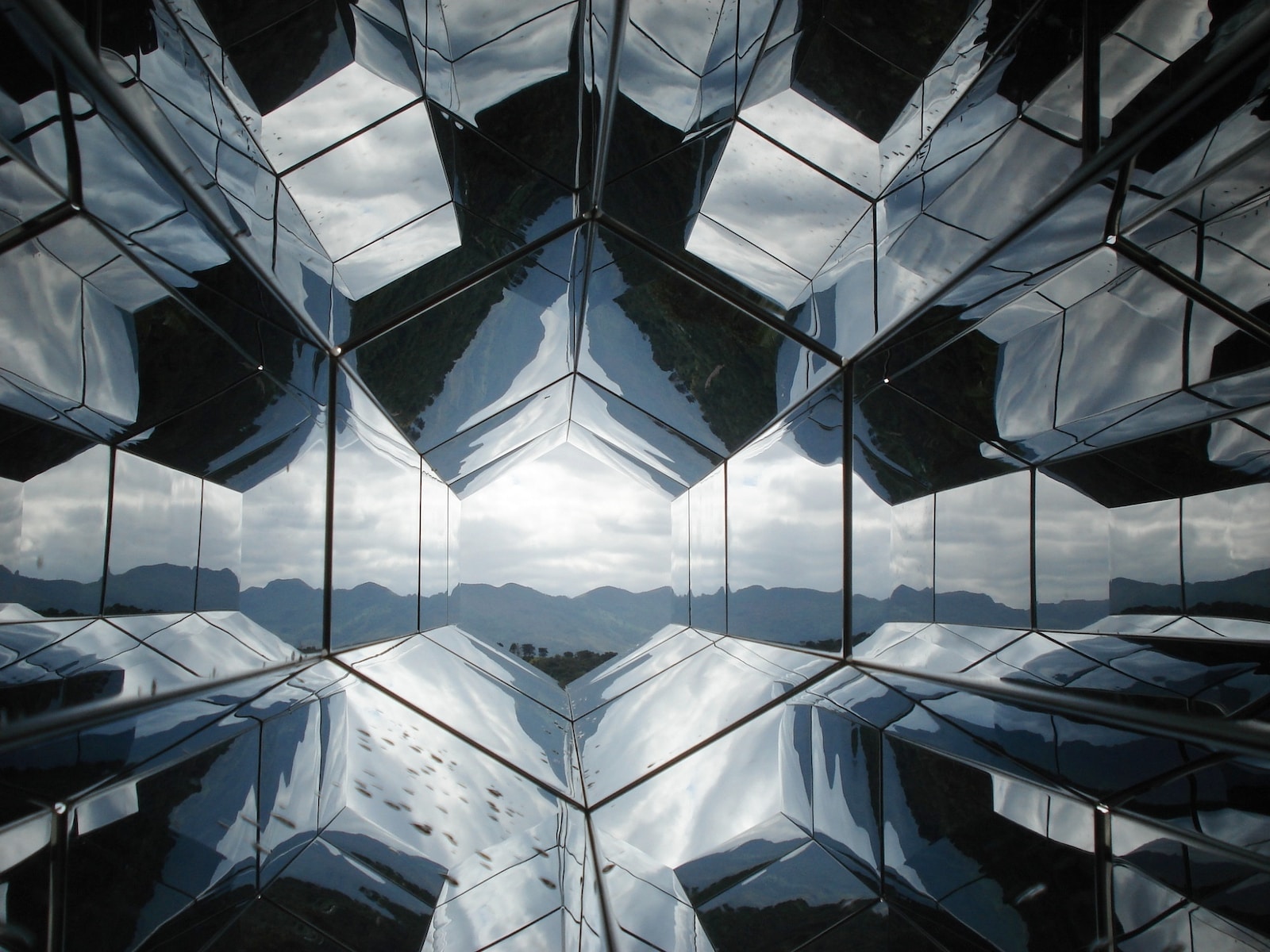 Photo by drmakete lab the reflection of the sky in the glass of a building