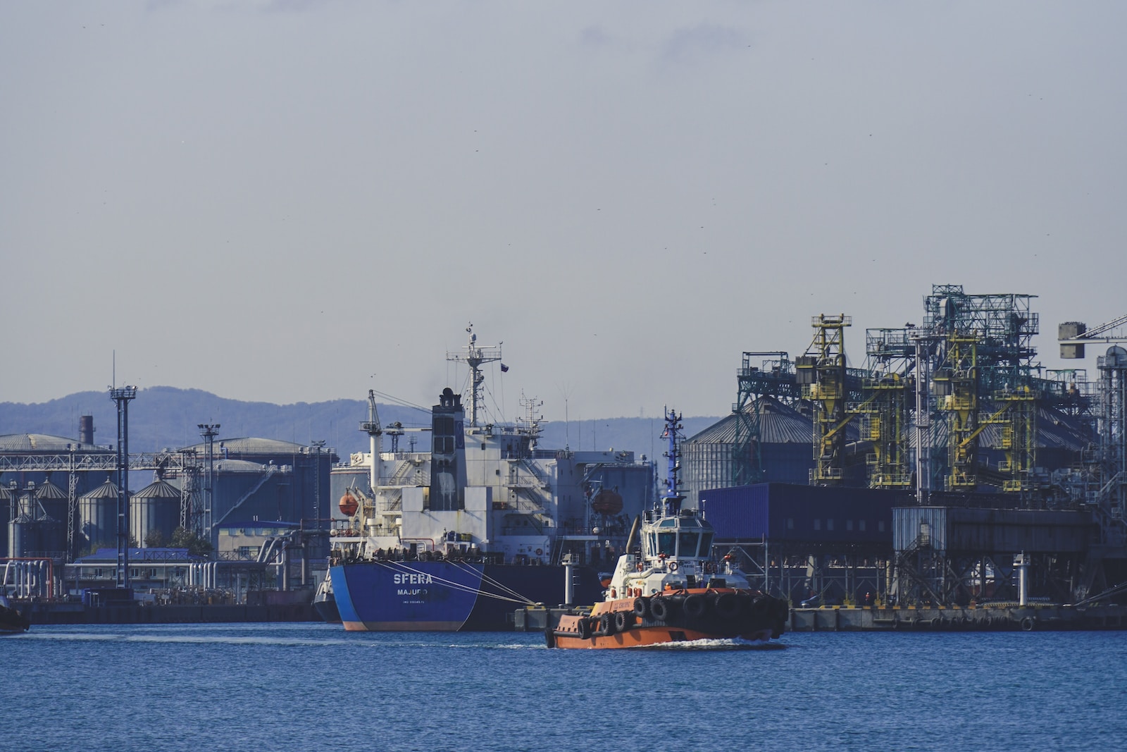 Photo by Pavel Neznanov a large boat in a large body of water